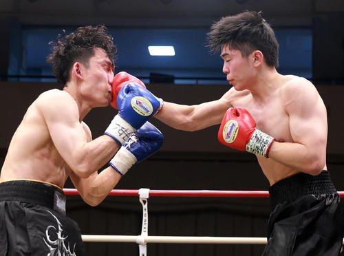 3回、劉(左)にパンチを見舞う出畑力太郎(撮影･野上伸悟)