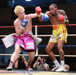 2回、クレッグ(右)と打ち合う佐々木(撮影･野上伸悟)