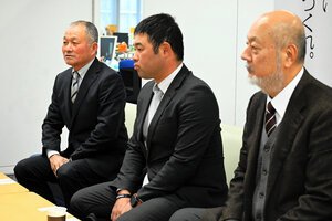 朝日新聞神戸総局を訪れた(右から)神戸国際大付の杉之内裕校長、田中隆太部長、青木尚龍監督=2026年2月3日午前11時20分、神戸市中央区、原晟也撮影