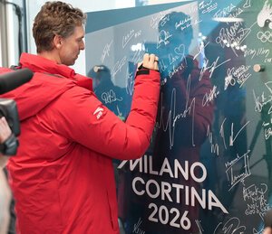 ｢五輪休戦の壁画｣の落成式では大会関係者や選手たちがサインをした＝2日、イタリア･ミラノ、西岡臣撮影