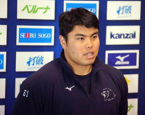 練習後、取材に応じる西武平良(撮影･小島史椰)