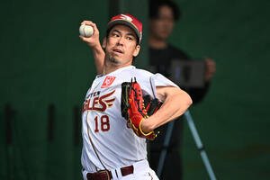 ブルペンで投球練習をする楽天前田健(撮影･滝沢徹郎)