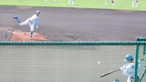 ライブ打撃で西川と対戦する古林睿煬(撮影･黒川智章)