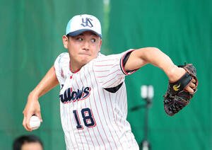 ブルペンで投球練習するヤクルト奥川(撮影･鈴木正人)　