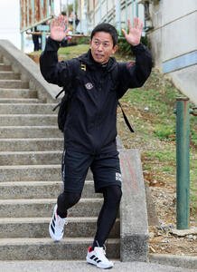 球場に到着した阪神赤星臨時コーチ(撮影･加藤哉)