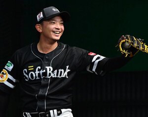 ブルペンで笑顔を見せるソフトバンクの東浜＝日刊スポーツ