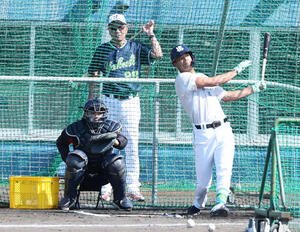 池山監督(左)の前でフリー打撃するヤクルトモンテル(撮影･鈴木正人)　