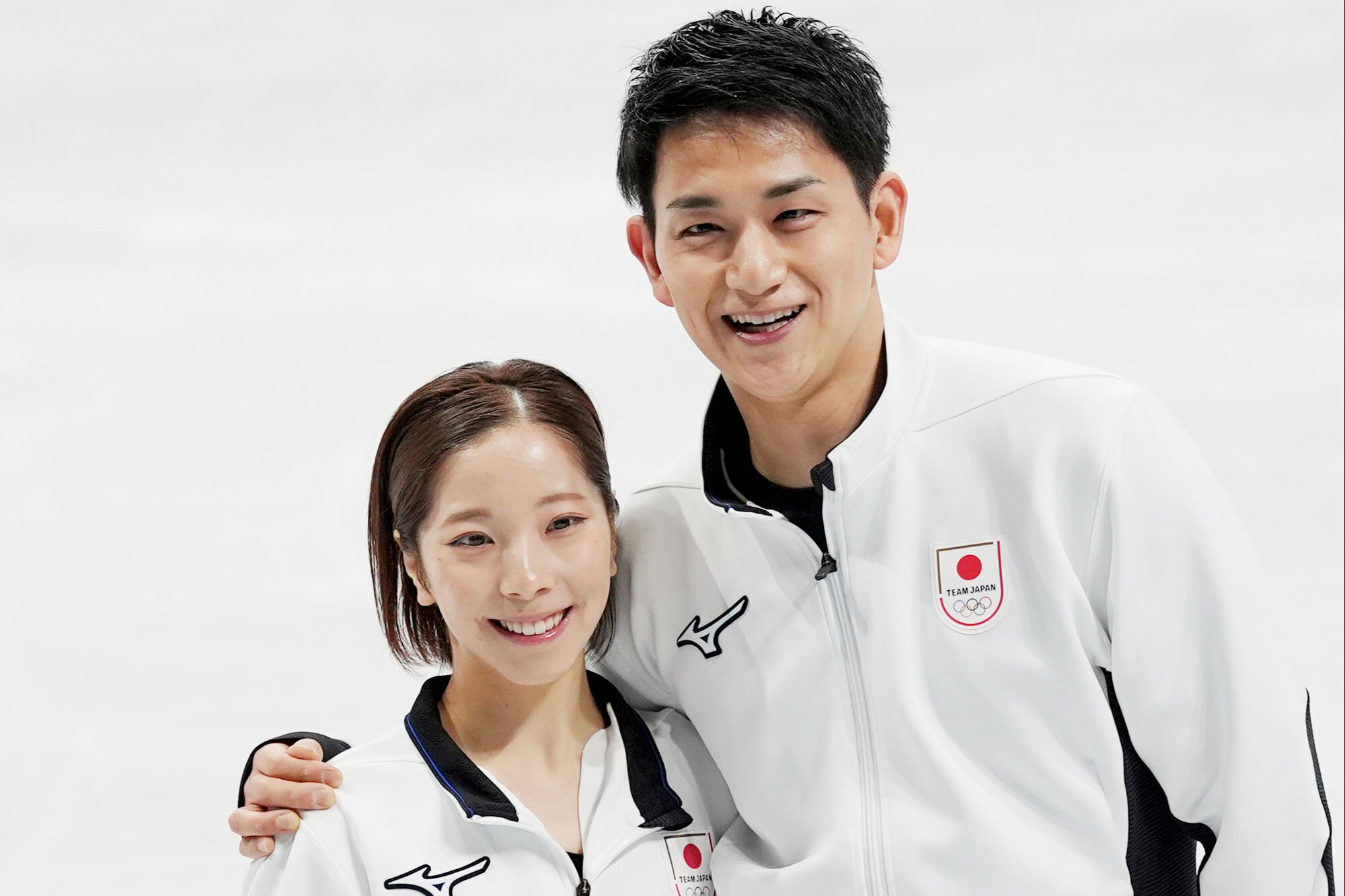 練習の最後に記念撮影する三浦璃来、木原龍一組=西岡臣撮影