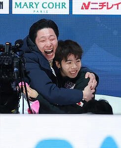 25年GPファイナル　男子フリー　日下コーチ(左)と抱き合って喜ぶ佐藤駿