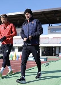 グラウンドに向かう福島カズ(右)(撮影･河田真司)