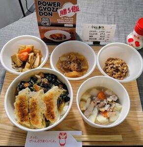 ミラノ五輪スペシャルのPower Gyoza DON(左下)などJOC G－Road Stationの献立例(撮影･木下淳)