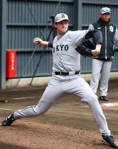 ブルペンで投げ込む巨人ウィットリー(撮影･増田悦実)