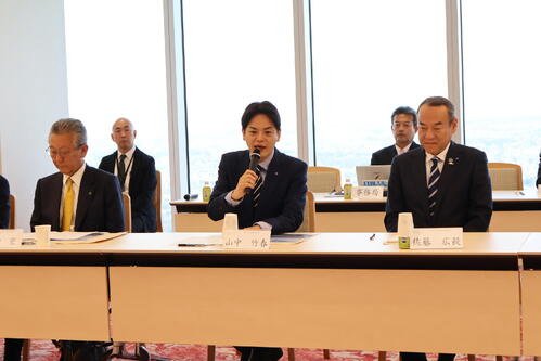 あいさつする組織委員会会長の山中竹春横浜市長(中央)