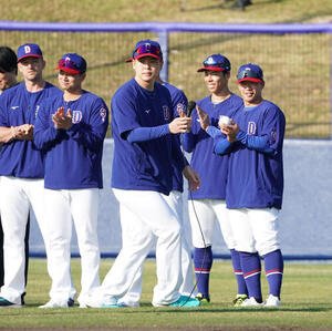 練習開始前、円陣で挨拶を行う中西(中央)右は辻本(撮影･森本幸一)