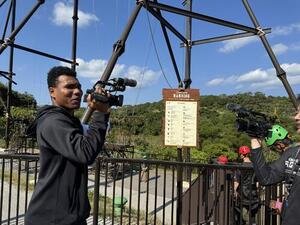 体重オーバーでアトラクションに乗れず、同期の新人選手たちを撮影しながら見送る日本ハムのエドポロ