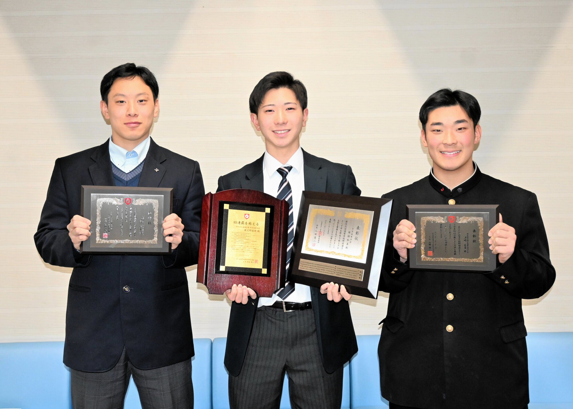 表彰を受けた西河遥人さん、稲垣和真さん、河崎広貴さん(左から)=2026年1月22日、岐阜市の長良川スポーツプラザ、高原敦撮影