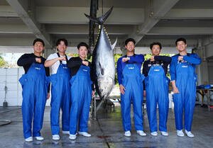 クロマグロと記念撮影に納まるDeNAの、左から成瀬、宮下、小田、島田、片山、清水詩(撮影･鈴木みどり)