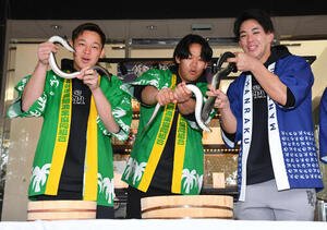 キャンプ休日、うなぎのつかみ取りを体験する、左からソフトバンク鈴木豪、稲川、高橋(撮影･岩下翔太)