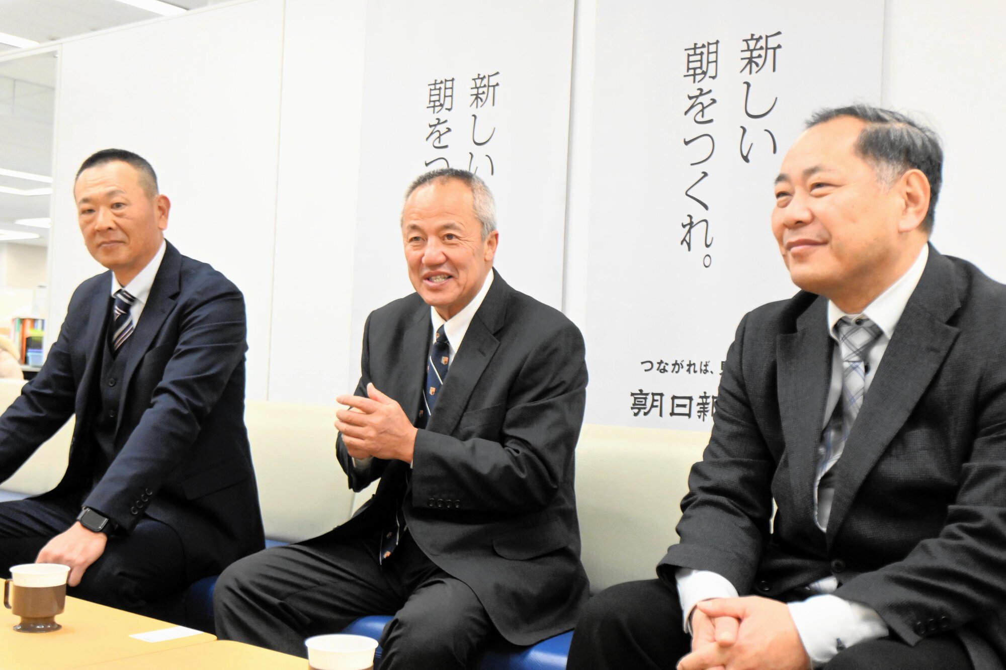 朝日新聞神戸総局を訪れた(右から)東洋大姫路の上田肇校長、岡田龍生監督、平野真吾部長=2026年2月5日午前、神戸市中央区、原晟也撮影
