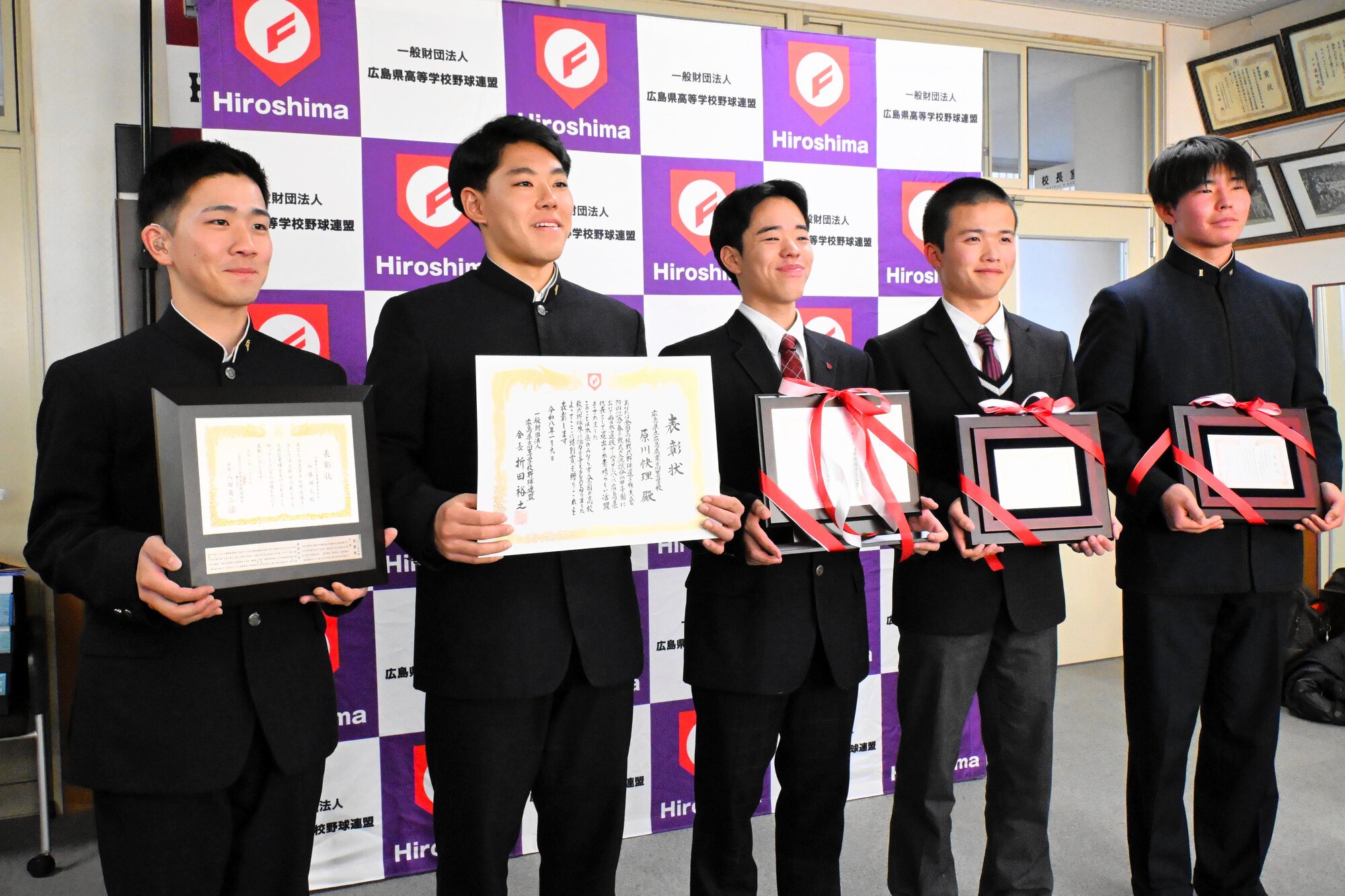 記念撮影に納まる野球部員ら=2026年2月5日午後4時5分、広島市中区舟入南6丁目、相川智撮影