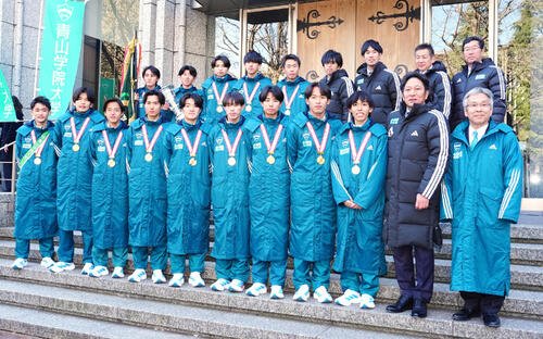 箱根駅伝優勝報告会を行い、写真に納まる青学大の選手たち。前列左から2人目は原監督、同3人目は主将の黒田(2026年1月撮影)