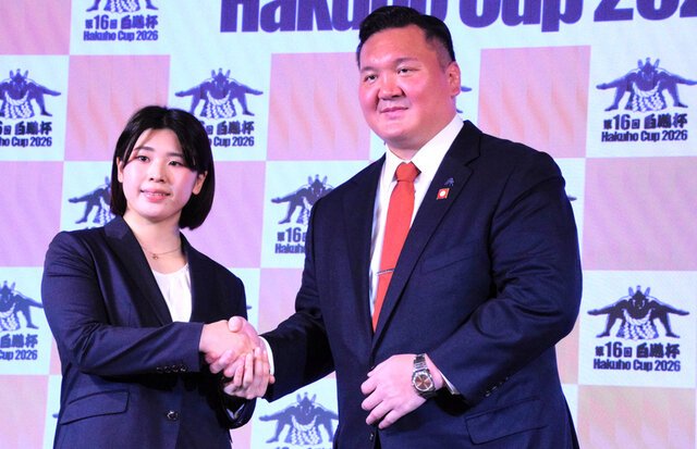 1月20日、白鵬杯の記者発表をした白鵬翔さん(右)と慶大相撲部の長谷川理央さん