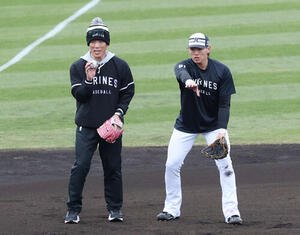 ロッテ山本(右)に守備指導する松井臨時コーチ(撮影･宮地輝)