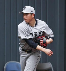 ブルペンで投げ込む巨人戸郷(撮影･増田悦実)