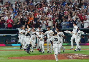 WBC決勝　日本対米国　9回表米国2死、マイク･トラウトを三振に仕留め優勝を決めた大谷翔平はナインと喜びを爆発させる(2023年3月撮影)