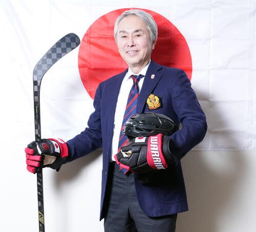 日本アイスホッケー連盟のアンバサダーを務める石原伸晃氏。女子代表のスマイルジャパンを全力応援(撮影･たえ見朱実)