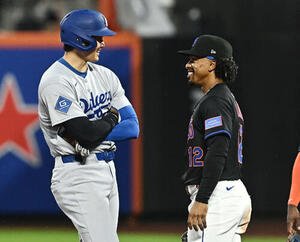 大谷(左)と談笑するメッツのリンドア(2025年5月撮影)