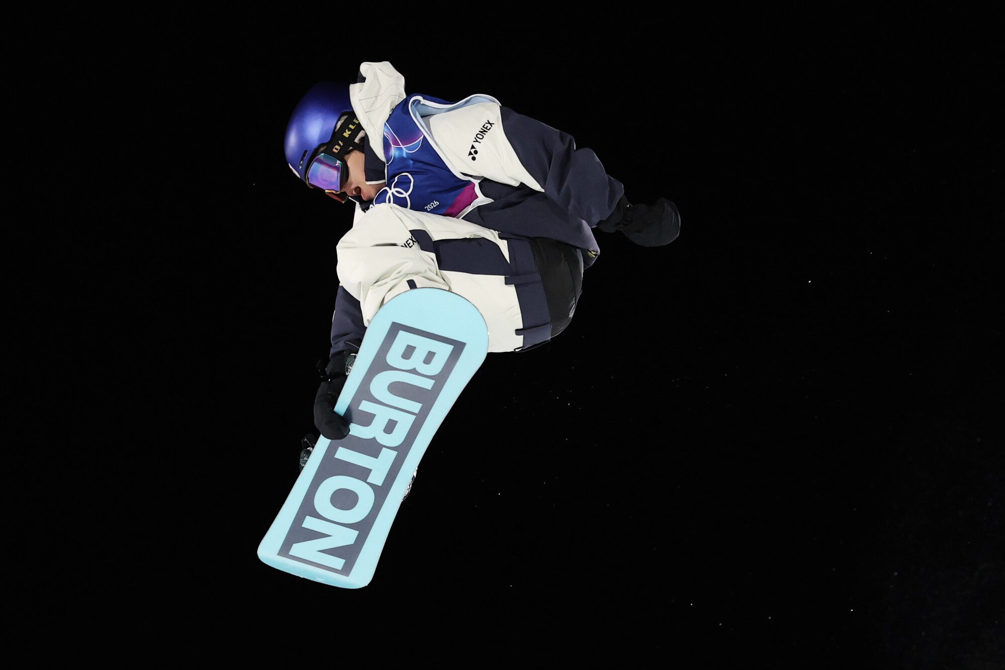 スノーボード男子ビッグエア予選、荻原大翔の2本目の演技=関田航撮影