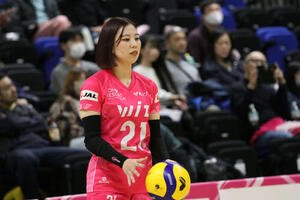 26年1月の倉敷戦でサーブを打つアルテミス北海道の岩見