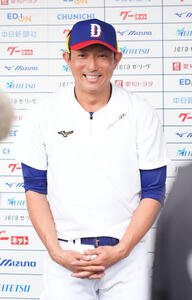 取材に応じる川崎臨時コーチ兼選手(撮影･森本幸一)