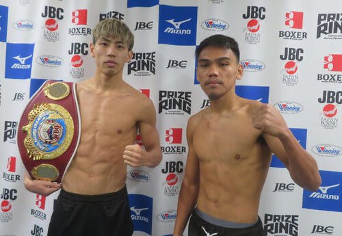 3度目防衛戦へ計量クリアしたWBOアジア･パシフィック･スーパーバンタム級王者村田昴(左)。右は挑戦者の同級11位ガブリエル･サンティシマ