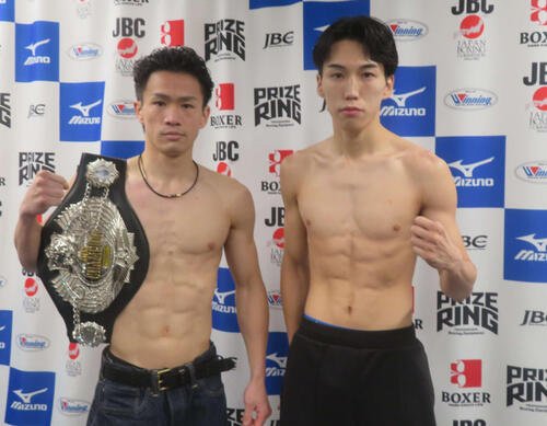 初防衛戦へ計量クリアした日本バンタム級王者梅津奨利(左)と挑戦者となる同級1位の元王者富施郁哉