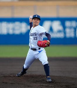 内野守備練習で投球をする西武糸川(撮影･小島史椰)