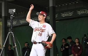 ブルペンで投球練習をする楽天前田健(撮影･滝沢徹郎)