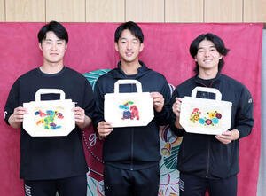 琉球びんがたを体験し作品を見せる、左からヤクルト石井、松下、増居(撮影･鈴木正人)　