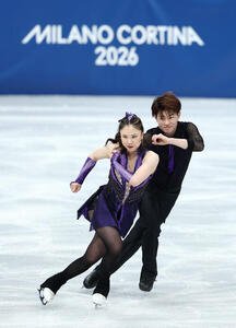 団体アイスダンス･リズムダンスで演技する吉田(左)、森田組(撮影･前田充)