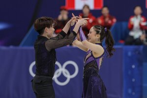 フィギュアスケート団体戦、アイスダンスのリズムダンスで演技を終えた吉田唄菜、森田真沙也組＝西岡臣撮影