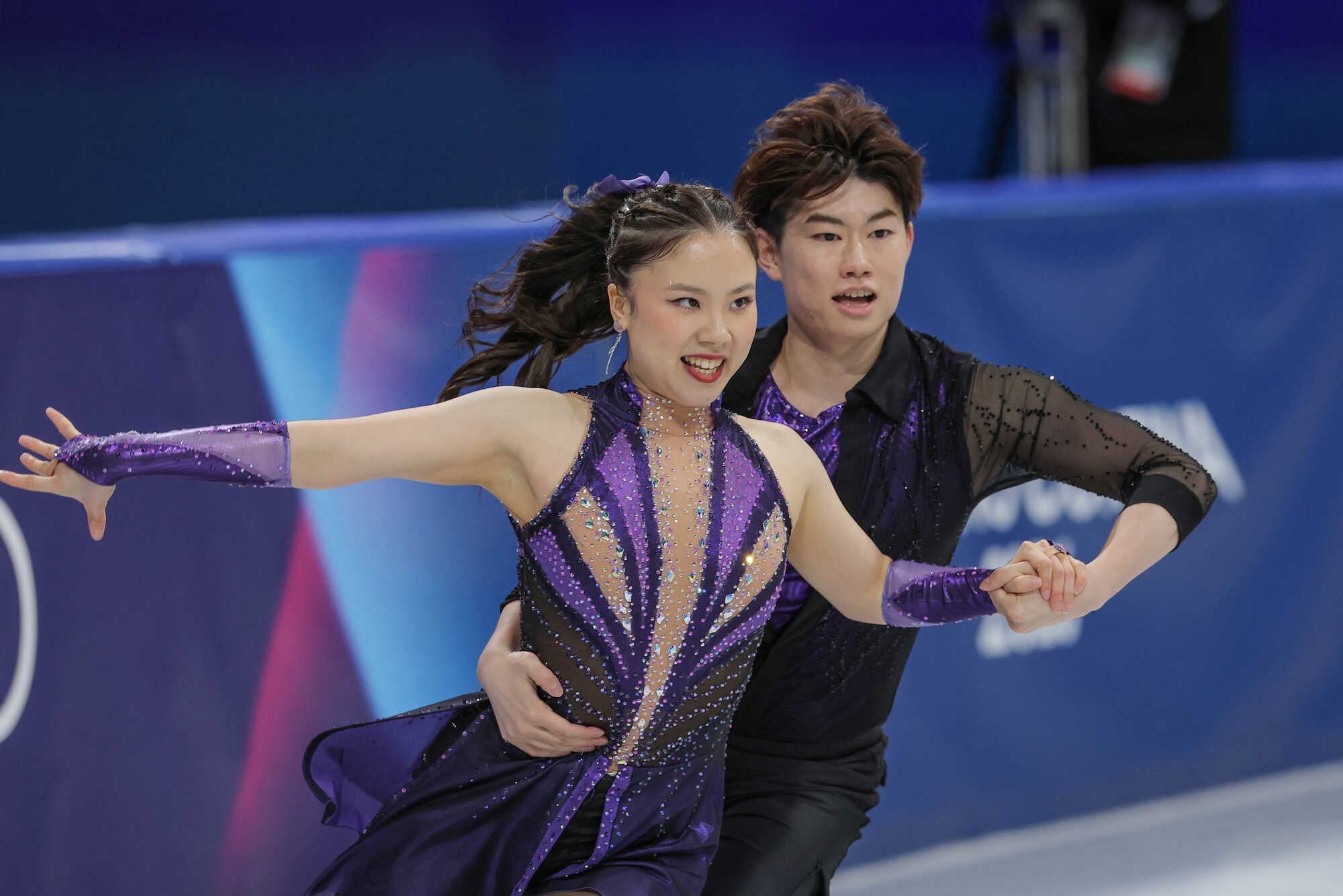 フィギュアスケート団体戦のアイスダンスのリズムダンスで演技する吉田唄菜、森田真沙也組=西岡臣撮影