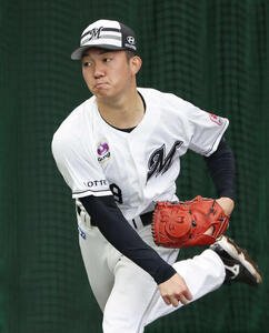 ブルペンで投球するロッテ石垣元(撮影･宮地輝)