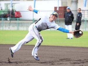 ノックを受ける日本ハム清宮幸(撮影･黒川智章)