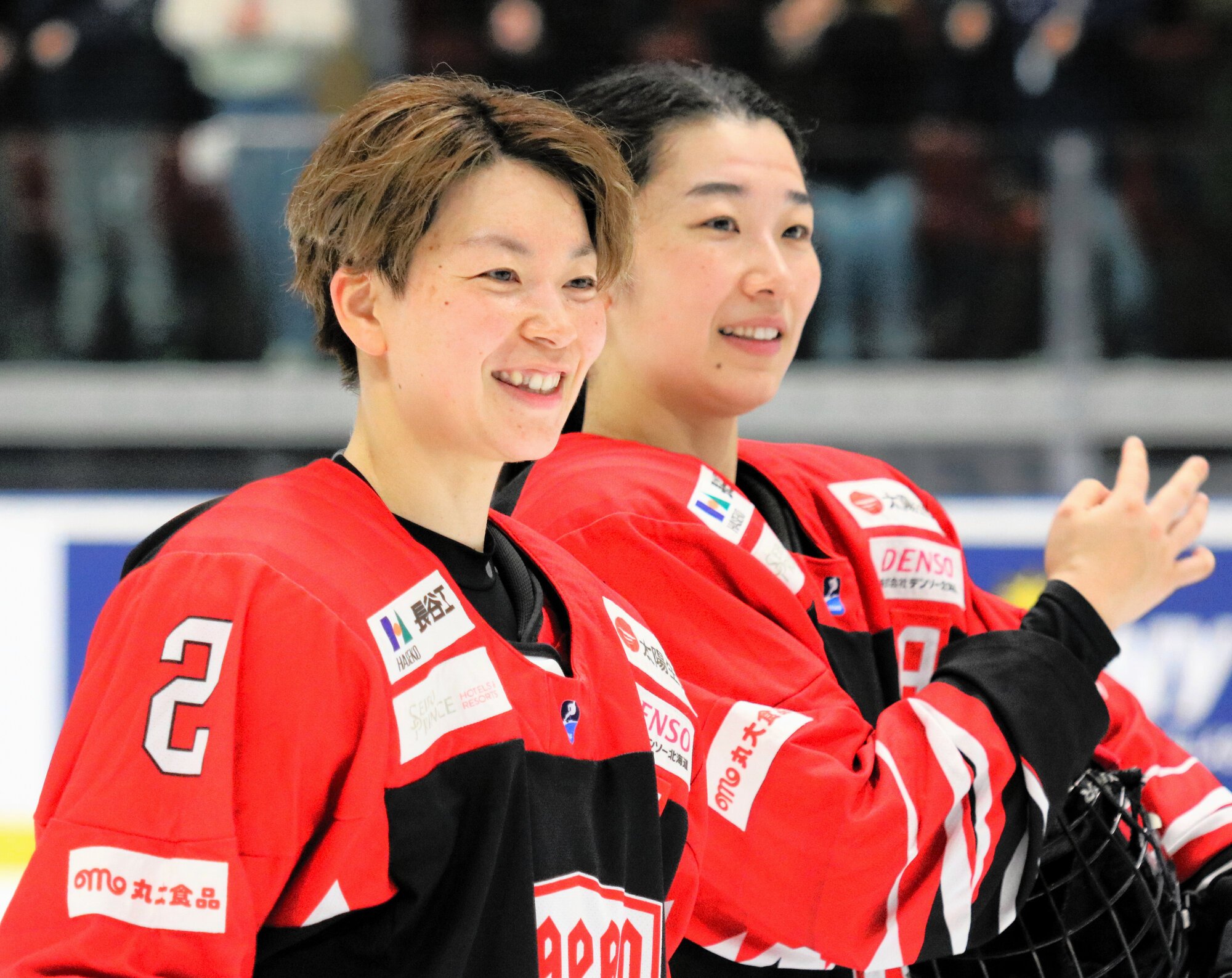 アイスホッケー女子日本代表主将の小池詩織(左)と人里亜矢可
