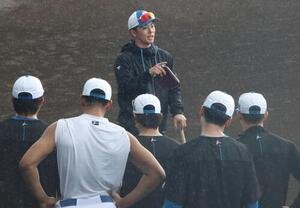 選手に指示を出す日本ハム谷内コーチ(2026年撮影)