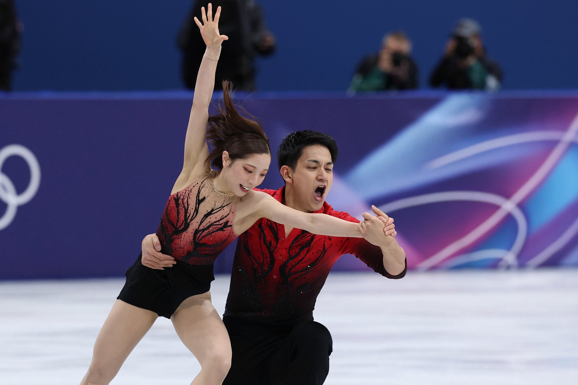 フィギュアスケート団体、ペアSPで演技する三浦璃来、木原龍一組=西岡臣撮影