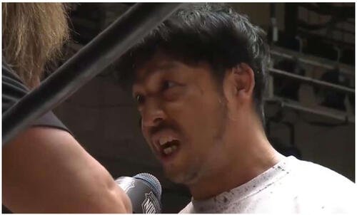 試合後のマイクで内藤哲也(左)とトラッシュトークするKENTA(ノア公式Xから)