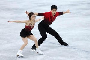 団体ペアSPで演技する三浦、木原組(撮影･前田充)