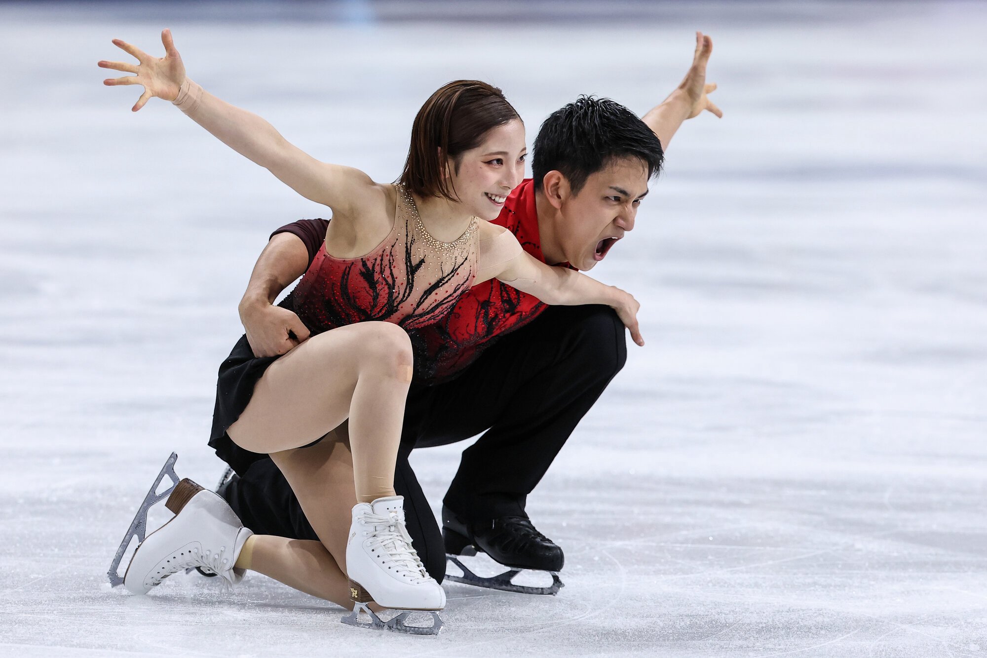 フィギュアスケート団体、ペアSPで演技する三浦璃来、木原龍一組=西岡臣撮影